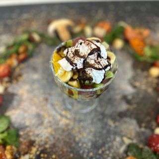 Salata cu Fructe cu Frisca