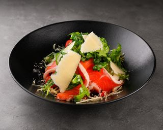 Salată cu avocado și somon slab sărat