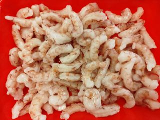 Gamberi argentini sgusciati e devenati congelati a bordo