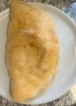 Calzone fritto pomodoro e mozzarella