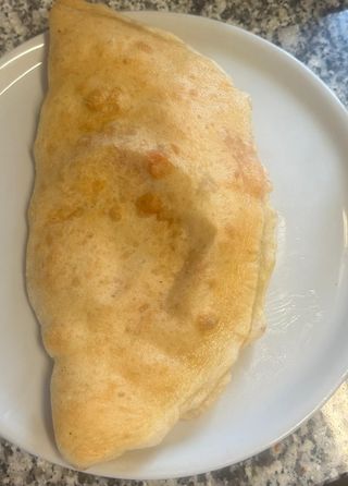 Calzone fritto pomodoro e mozzarella