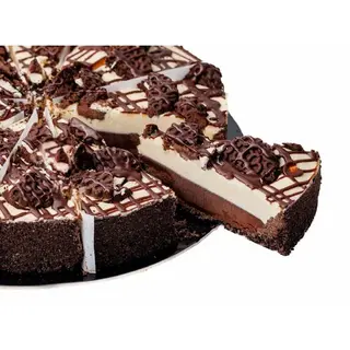 Prăjitură Cheesecake cu ciocolată și biscuiți.