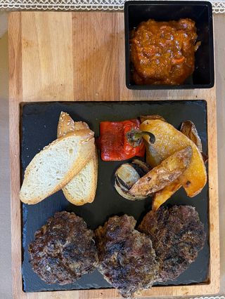 Домашни кюфтета на скара 3броя