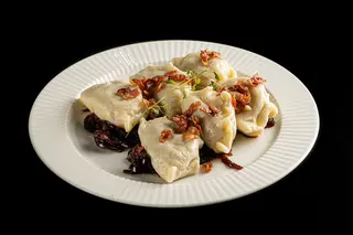Pierogi z trzech mięs 6szt z okrasą z boczkiem i cebulką karmelizowaną
