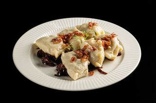 Pierogi z trzech mięs 6szt z okrasą z boczkiem i cebulką karmelizowaną