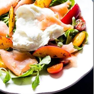 Salada de Burrata, Rúcula e Salmão Fumado