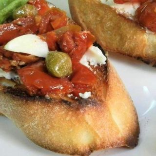 Bruschete cu roșii uscate și cremă de brânză