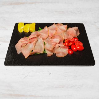 Carpaccio di tonno affumicato con pomodorini, rucola e arance