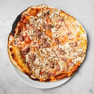 Pizza con funghi e salsiccia