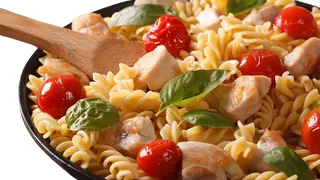 Pasta sa piletinom, vrhnjem i paradajzom