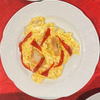 Ración De Huevos Revueltos Con Bacalao Y Piquillos