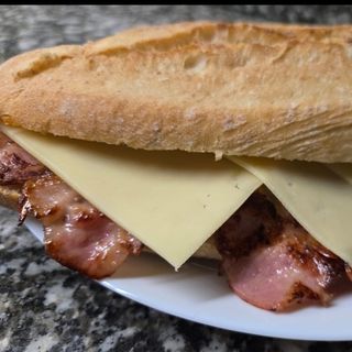 bocadillo de bacon con queso