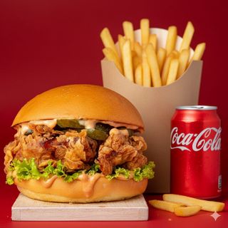 Fried chicken burger + patatine + bevanda