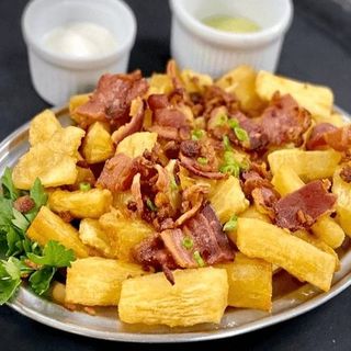Porção de Mandioca Frita com Bacon