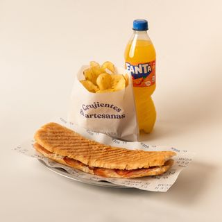 Menú Bocadillo Lomo de Cebo Ibérico con Queso, Patatas Artesanales y Refresco