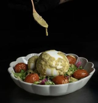 Ensalada De Tomates Confitados Con Burrata Y Pesto