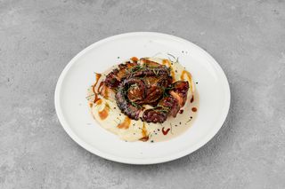 Восьминіг в хоспері, печений томат (250г)