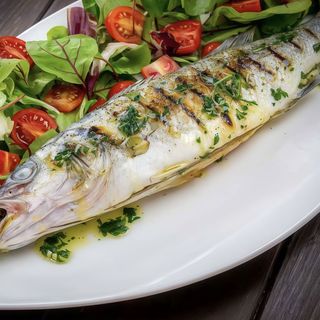 Lubina planchada y ensalada mixta
