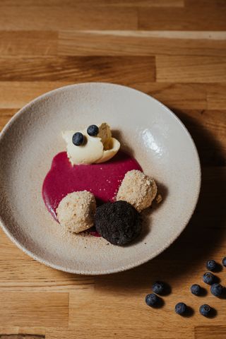 Papanași fierți cu dulceață de coacăze negre şi smântână