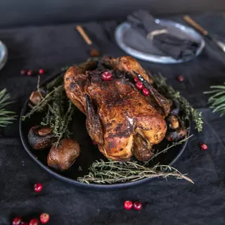 Pollo asado entero con arroz y patatas fritas 