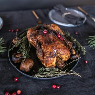 Pollo asado entero con arroz y patatas fritas 