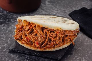 Arepa rellena pollo y carne