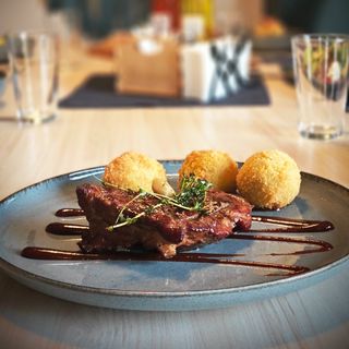 Опушен свински врат с BBQ сос И ПЕЧЕНИ ЗЕЛЕНЧУЦИ   350г