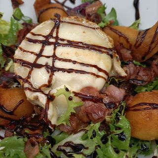 Ensalada De Gambas, Queso De Cabra Y Bacon Crispy