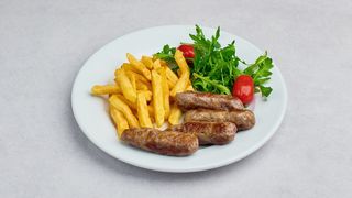 Ćevapczići, frytki, surówka