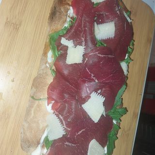 Pinsa bresaola, rucola e grana