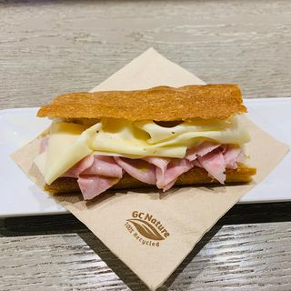 Coca De Folgueroles Petit Pernil Dolç I Formatge