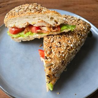 პანინი ქათმით და ყველით