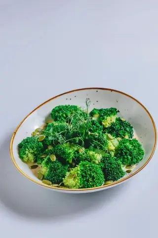 Брокколи под кунжутным соусом 