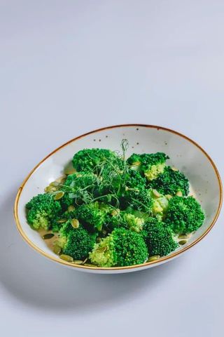 Брокколи под кунжутным соусом