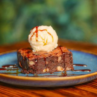 Brownie de chocolate y helado de coco