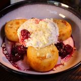 Kolaci od sira sa kremom od višanja i belom čokoladom