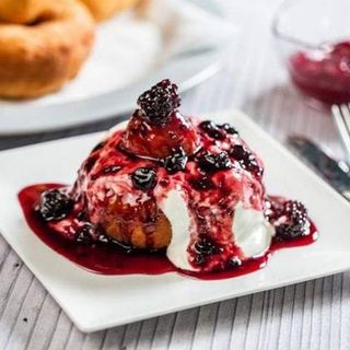 Papanași cu smântână, dulceață visine