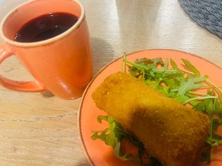 Barszcz czerwony - z krokietem z kapustą i grzybami