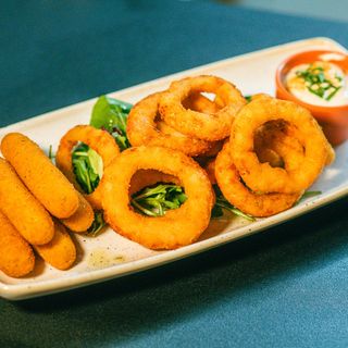 Inele de ceapa prajite cu mozzarella sticks si sos calipso