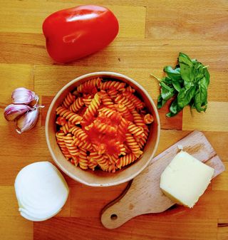 Fusilli con salsa de tomate casero