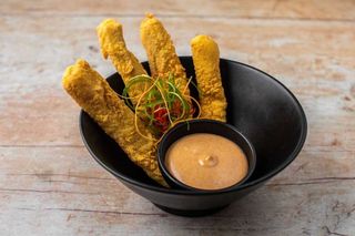 Pržene riblje trakice s domaćom curry majonezom