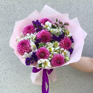 ვარდისფერი გეორგინები ალსტრომერიით 2335