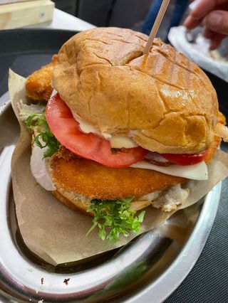 POLLO BURGUER + PATATAS + REFRESCO O CERVEZA