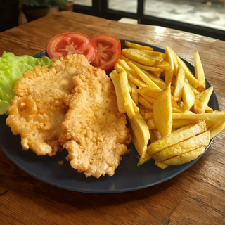 Cartofi Prăjiți cu Șnițel de Pui