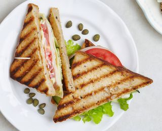 Sándwich frío atún y rodaja de tomate