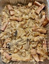 Свински каренца с гъби, лук, бекон и сос (500г)