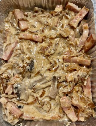 Свински каренца с гъби, лук, бекон и сос (500г)