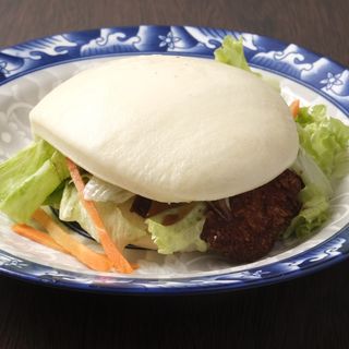 8. Bao con carne ed insalata