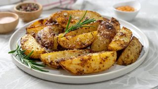 CARTOFI WEDGES CU PARMEZAN