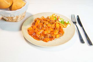 Gulas de cartofi cu legume